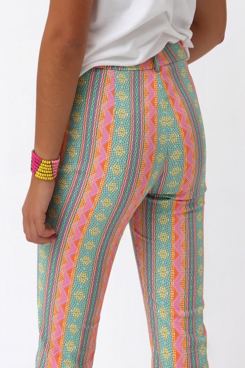 Oky Coky PANTALÓN AJUSTADO VOLANTE BAJO PIQUÉ ESTAMPADO