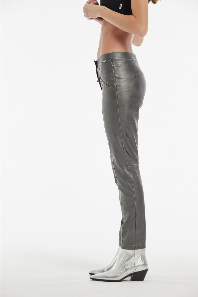 Oky Coky PANTALÓN DARLIN EFECTO PIEL LAMINADO METAL