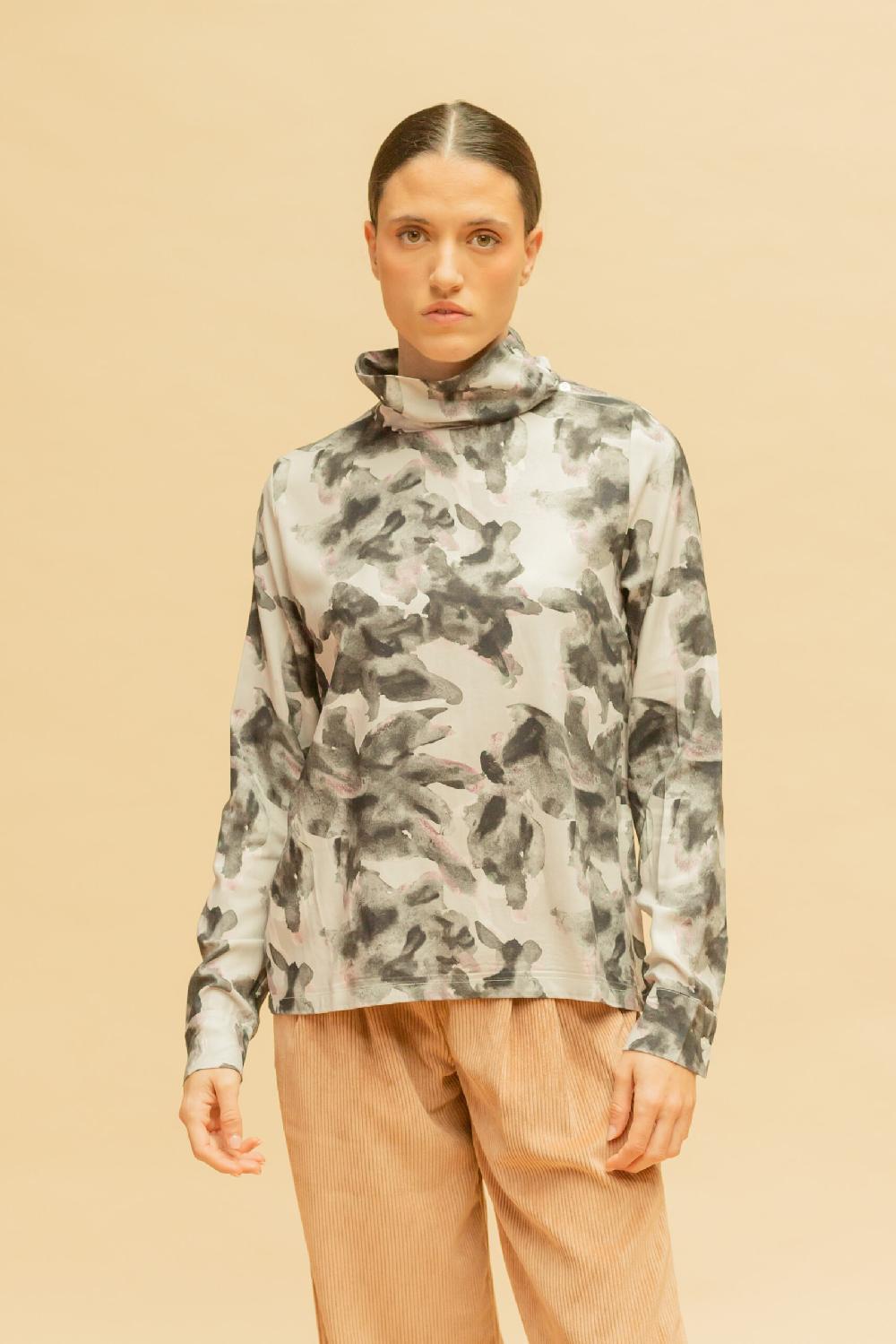 pan producto básico Blusa estampada cuello chimenea