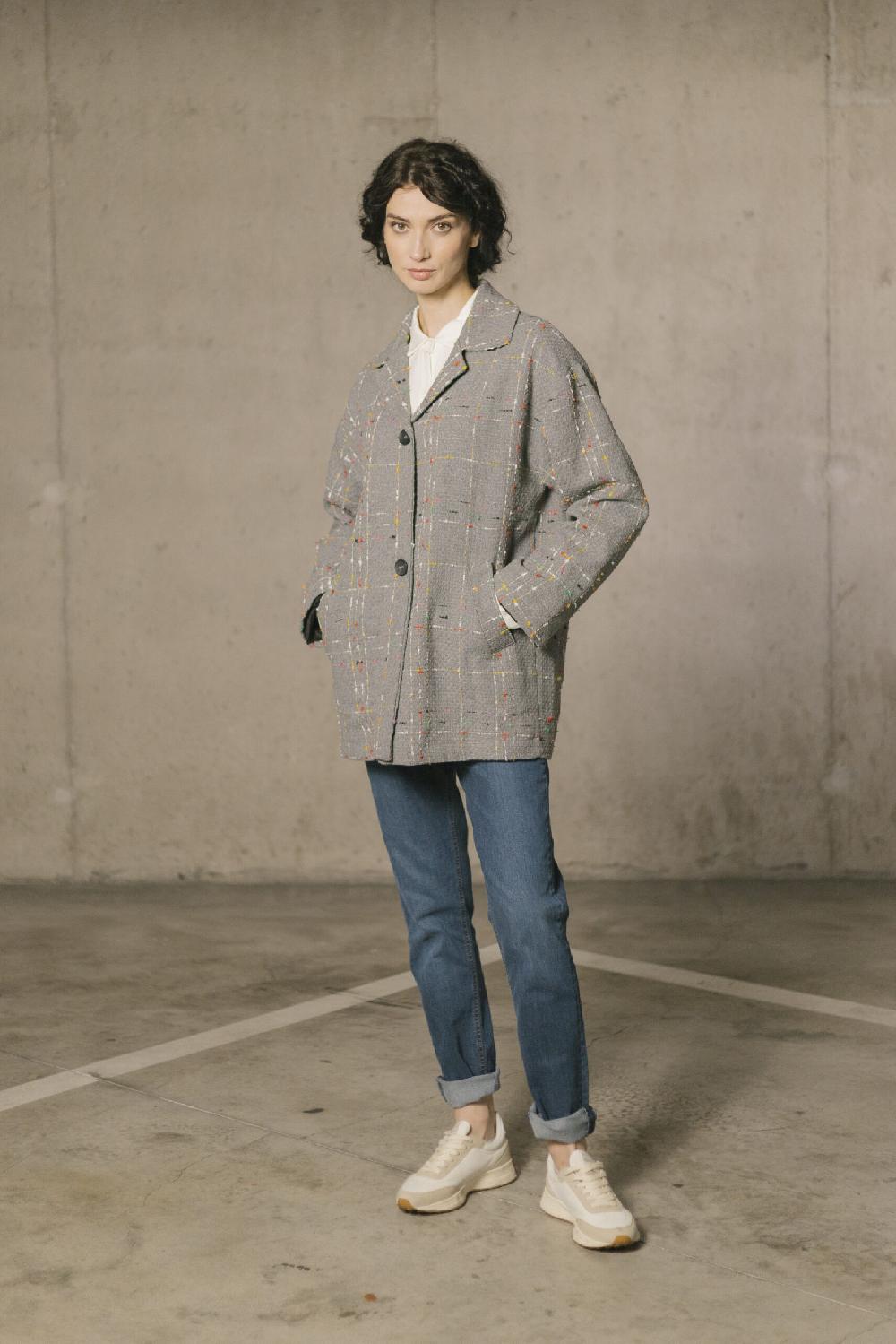 Pan Producto Básico Abrigo Gris Hilos Colores