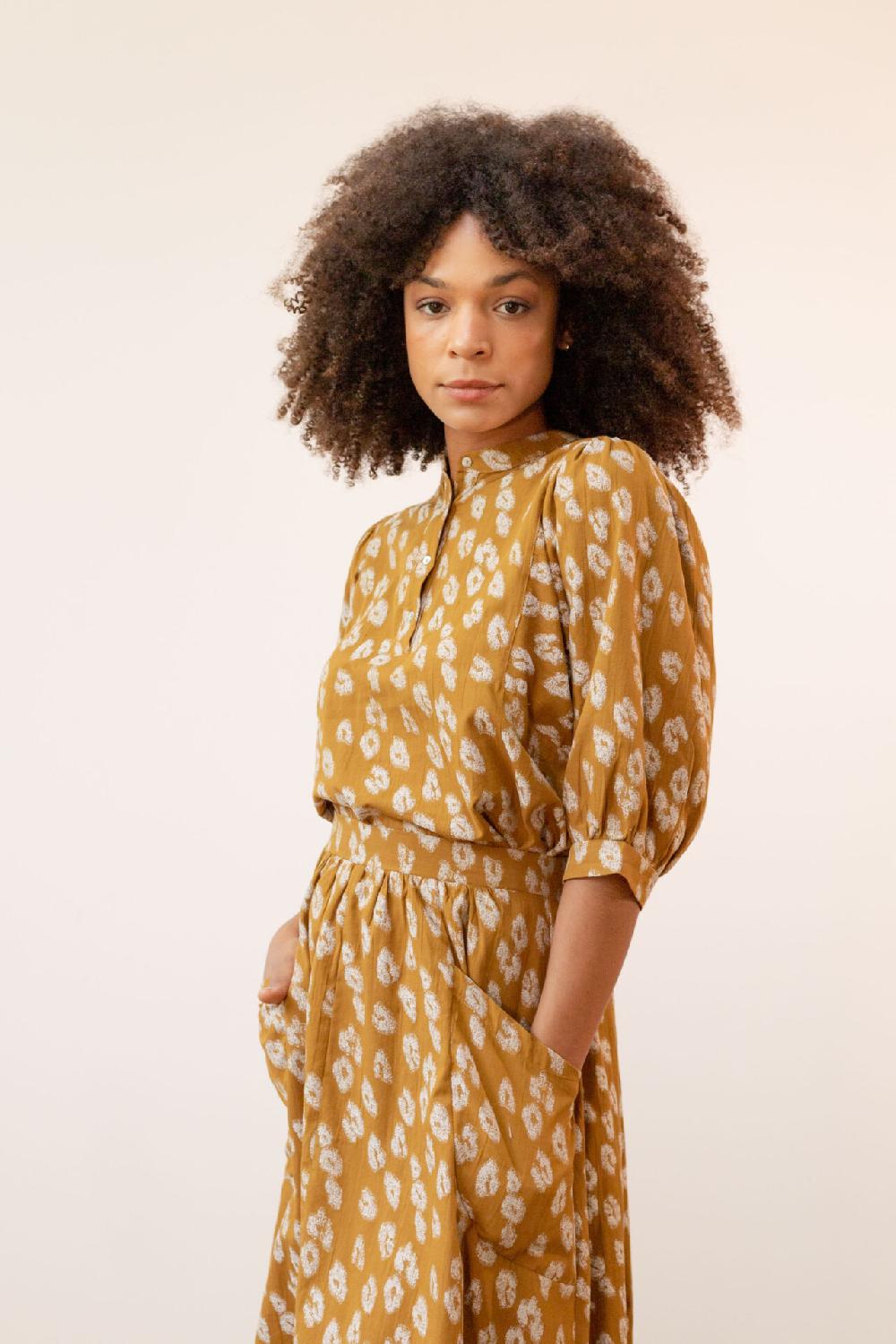 pan producto básico Blusa ocre con bordados