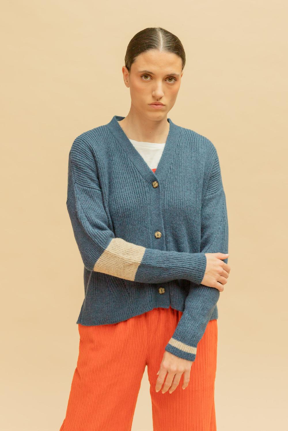 pan producto básico Cárdigan azul y tostado