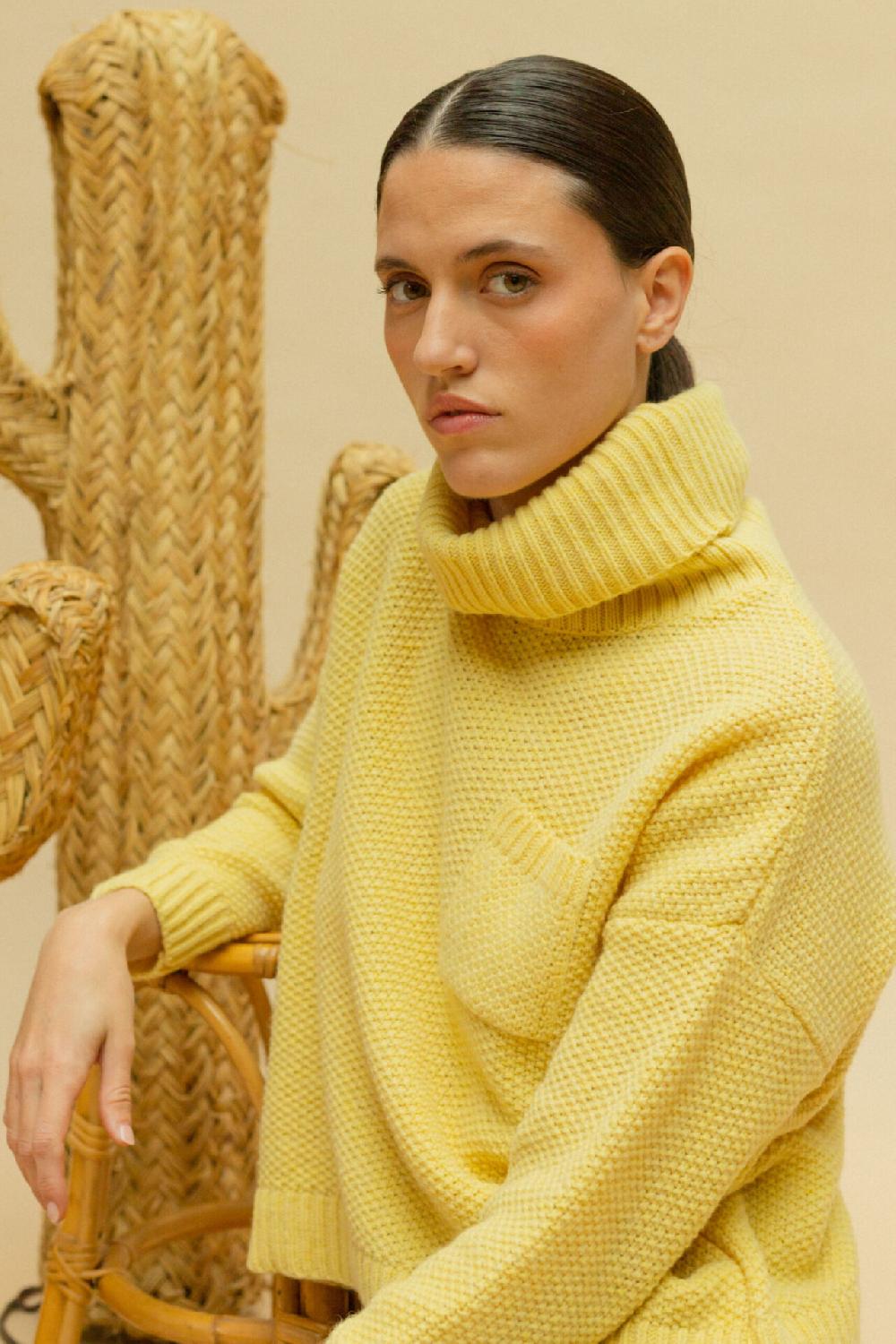 Pan Producto Básico Jersey Amarillo Cuello Vuelto