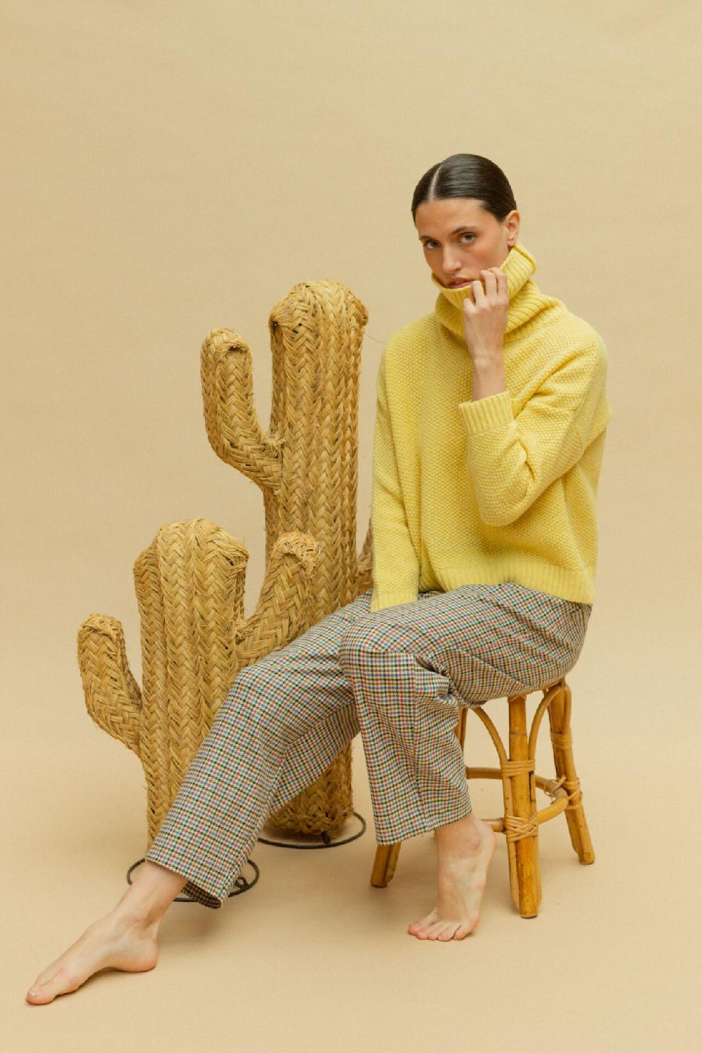 Pan Producto Básico Jersey Amarillo Cuello Vuelto