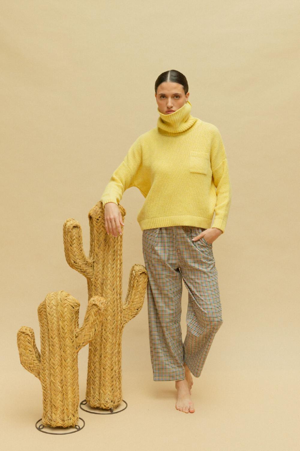 Pan Producto Básico Jersey Amarillo Cuello Vuelto