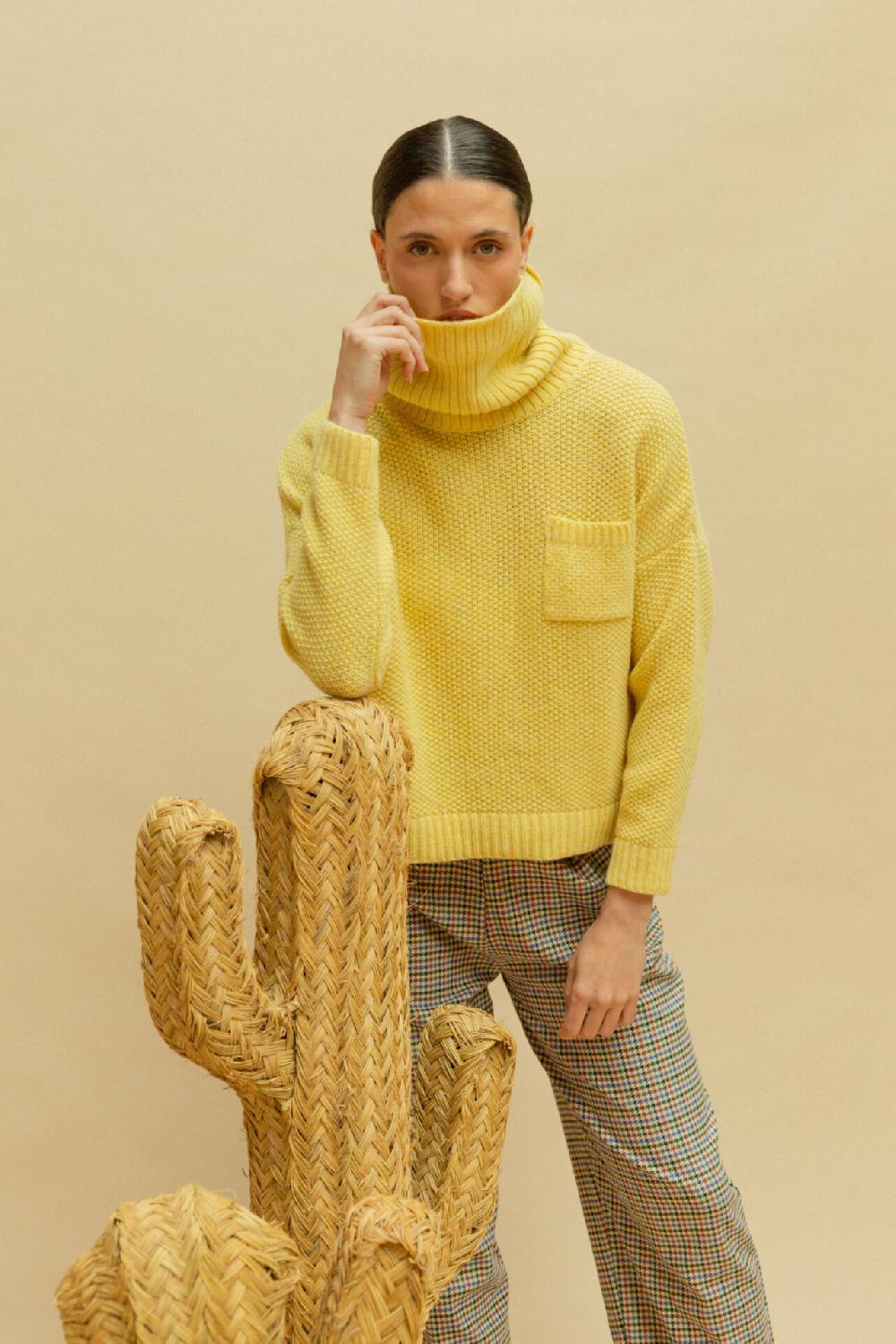 pan producto básico Jersey amarillo cuello vuelto