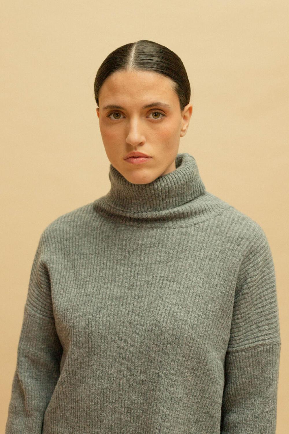 Pan Producto Básico Jersey Cuello Vuelto Gris