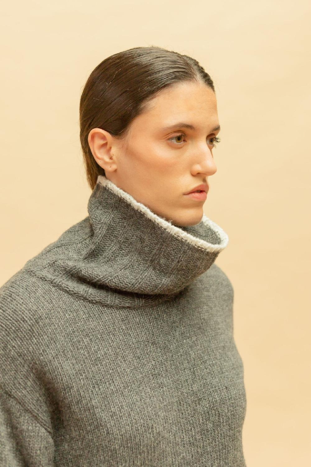 Pan Producto Básico Jersey Gris Cuello Vuelto