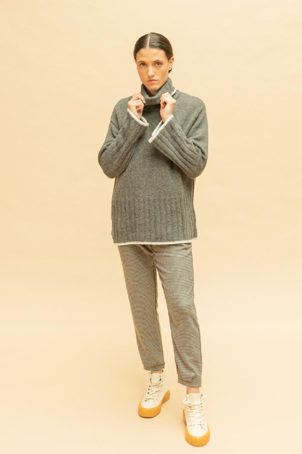 Pan Producto Básico Jersey Gris Cuello Vuelto