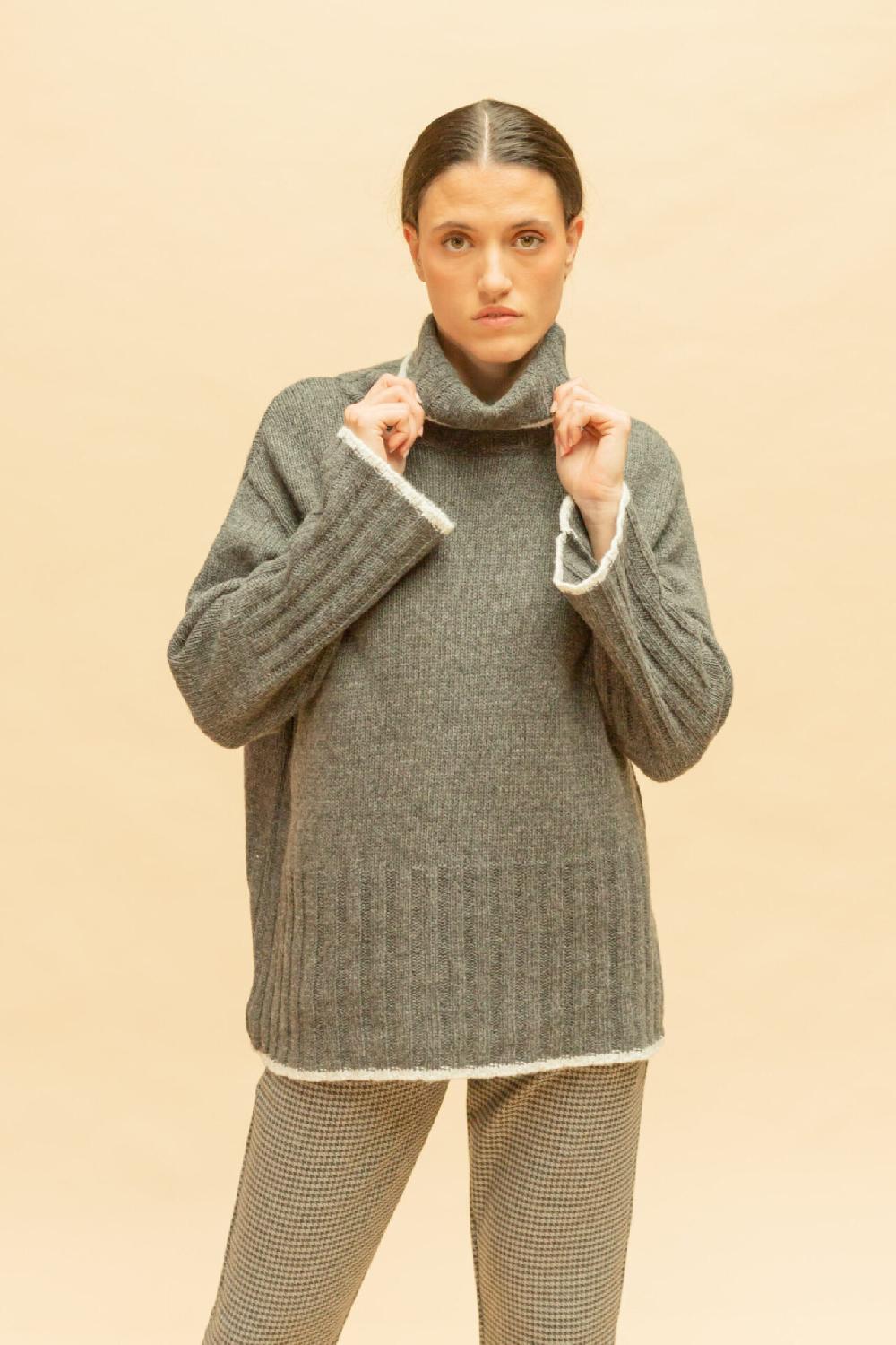 pan producto básico Jersey gris cuello vuelto