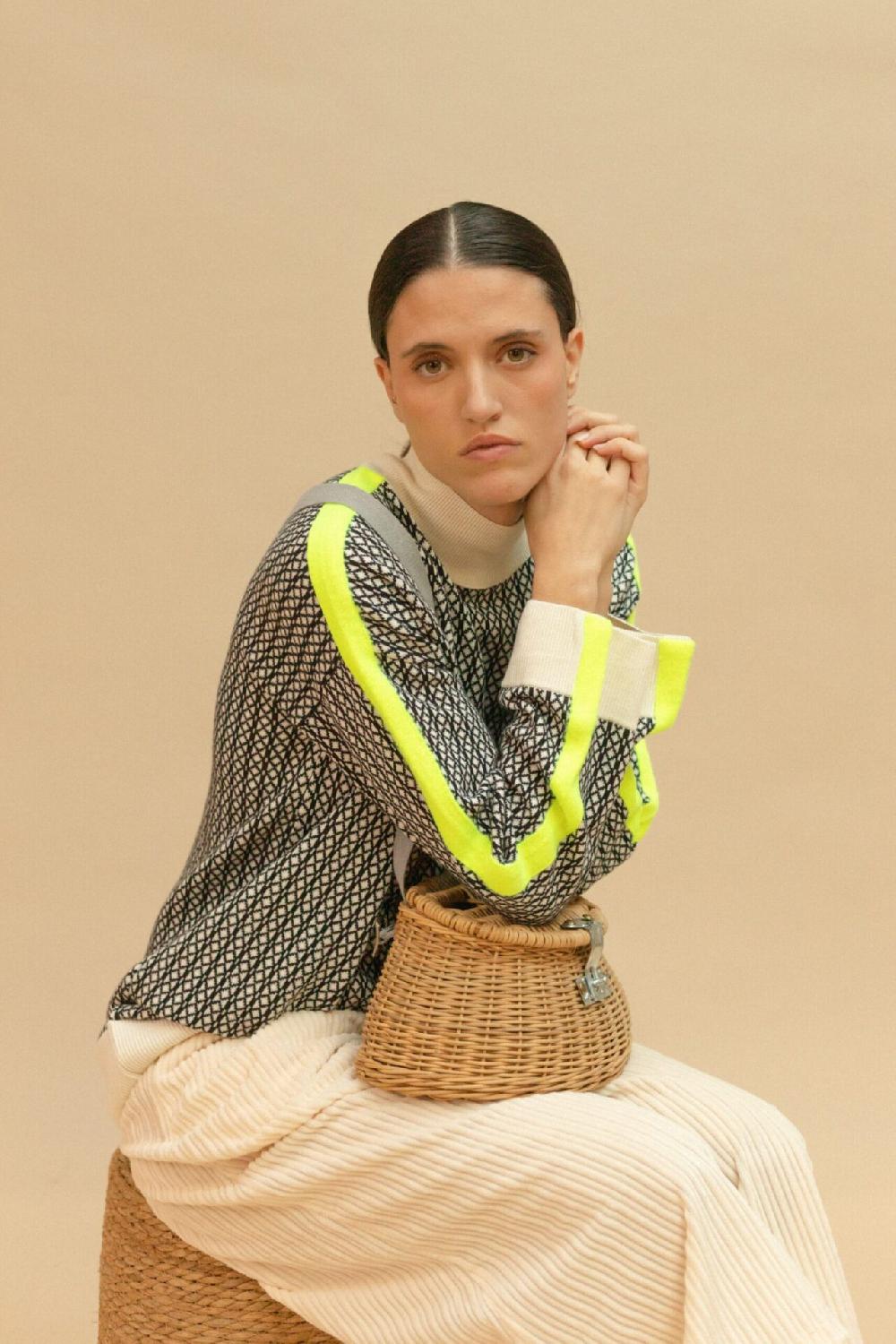 pan producto básico Jersey oversize negro y flúor