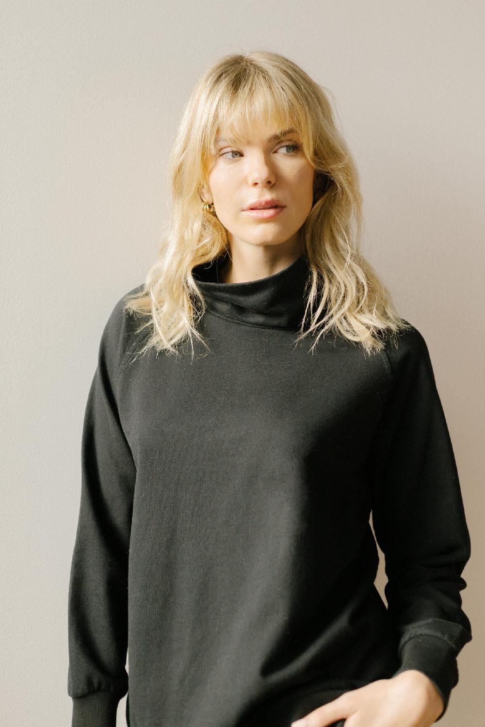 Pan Producto Básico Sudadera Negra Cuello Alto