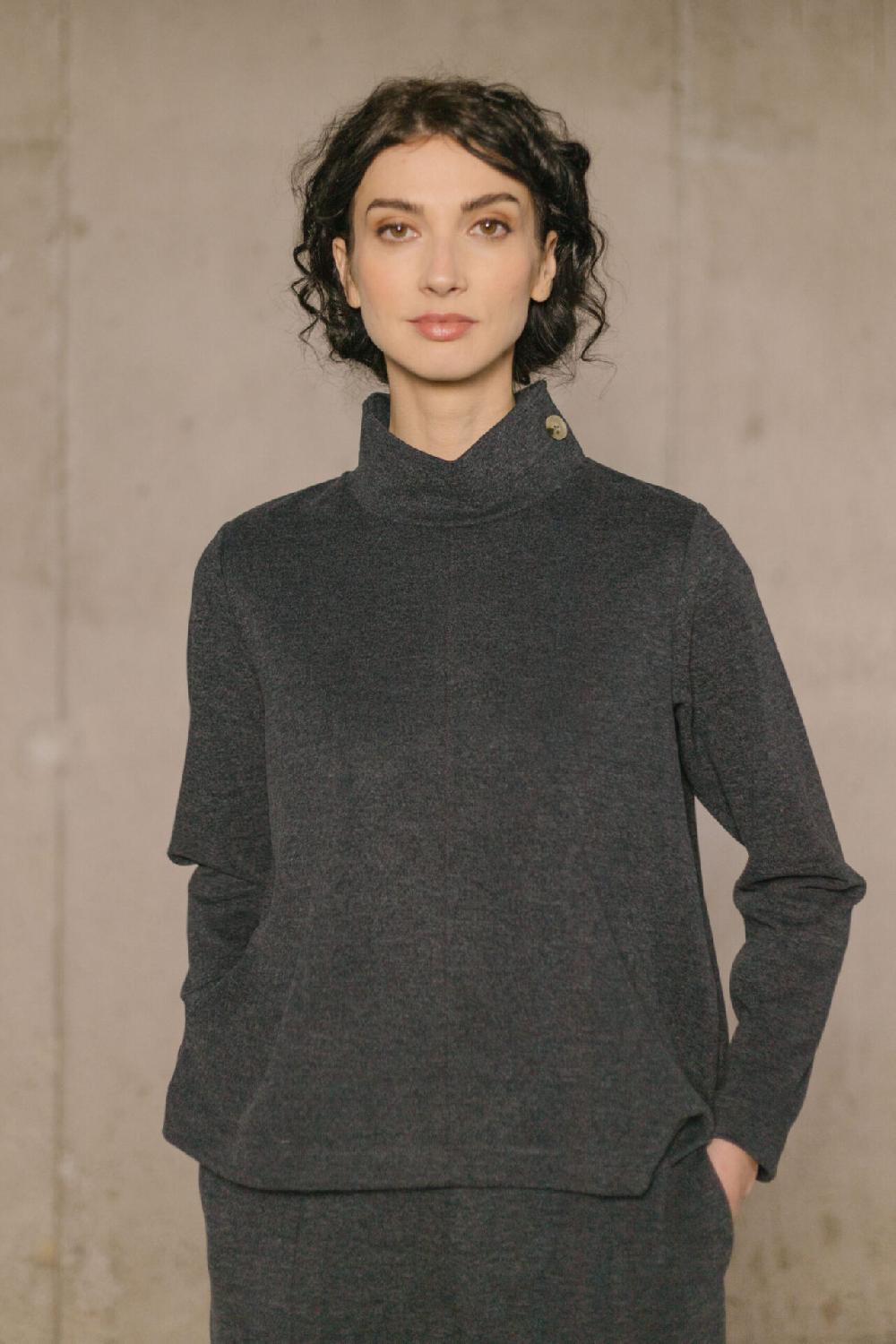 pan producto básico Top gris cuello chimenea