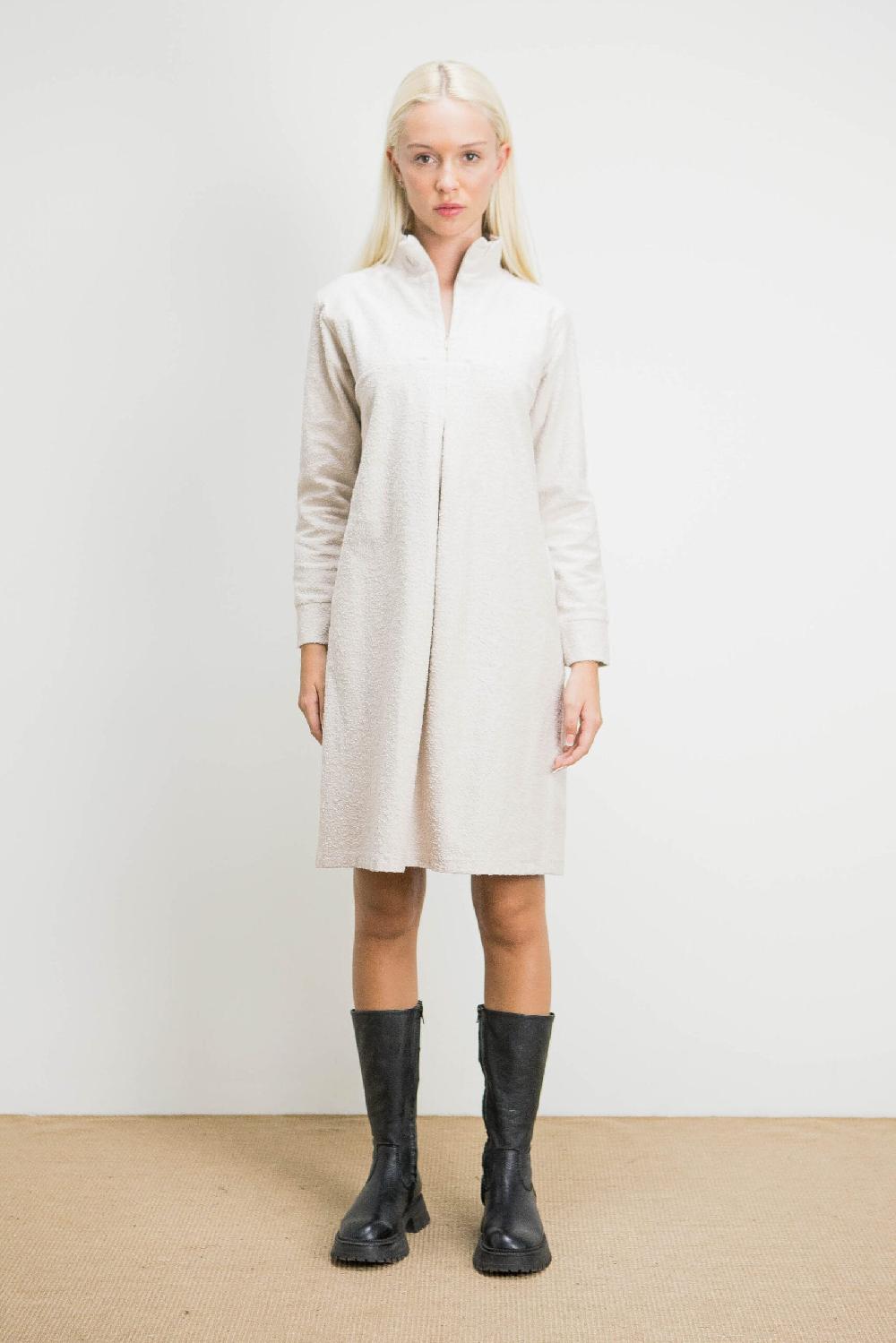 Pan Producto Básico Vestido Beige Textura Rugosa