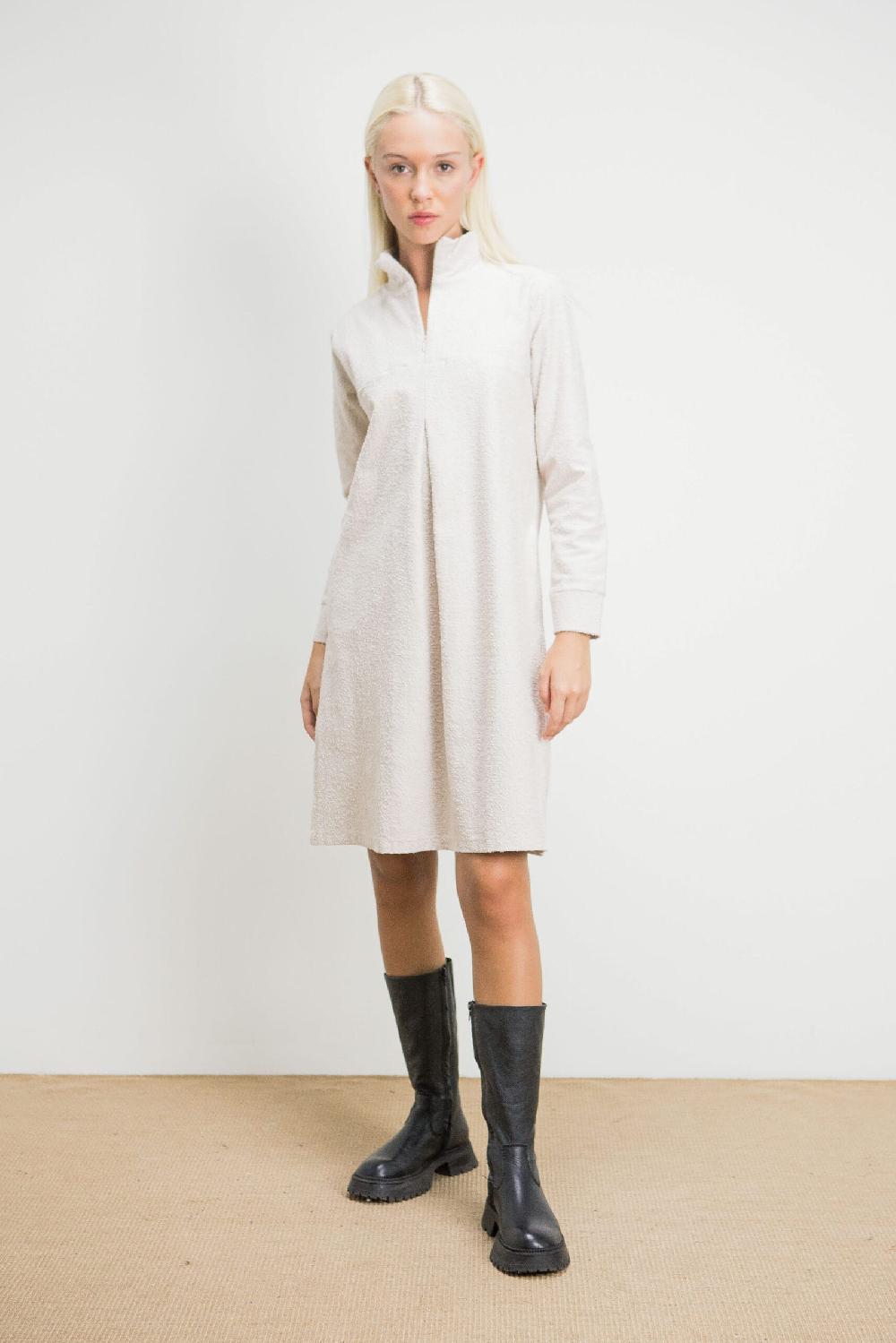 pan producto básico Vestido beige textura rugosa