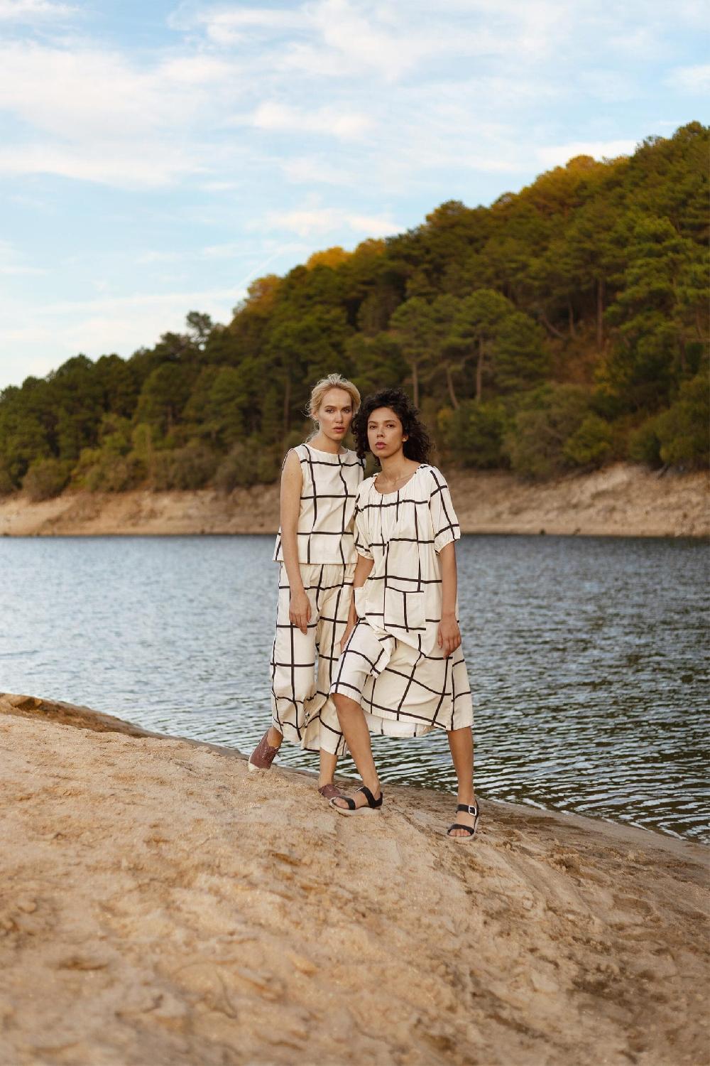 pan producto básico Vestido de cuadros negros