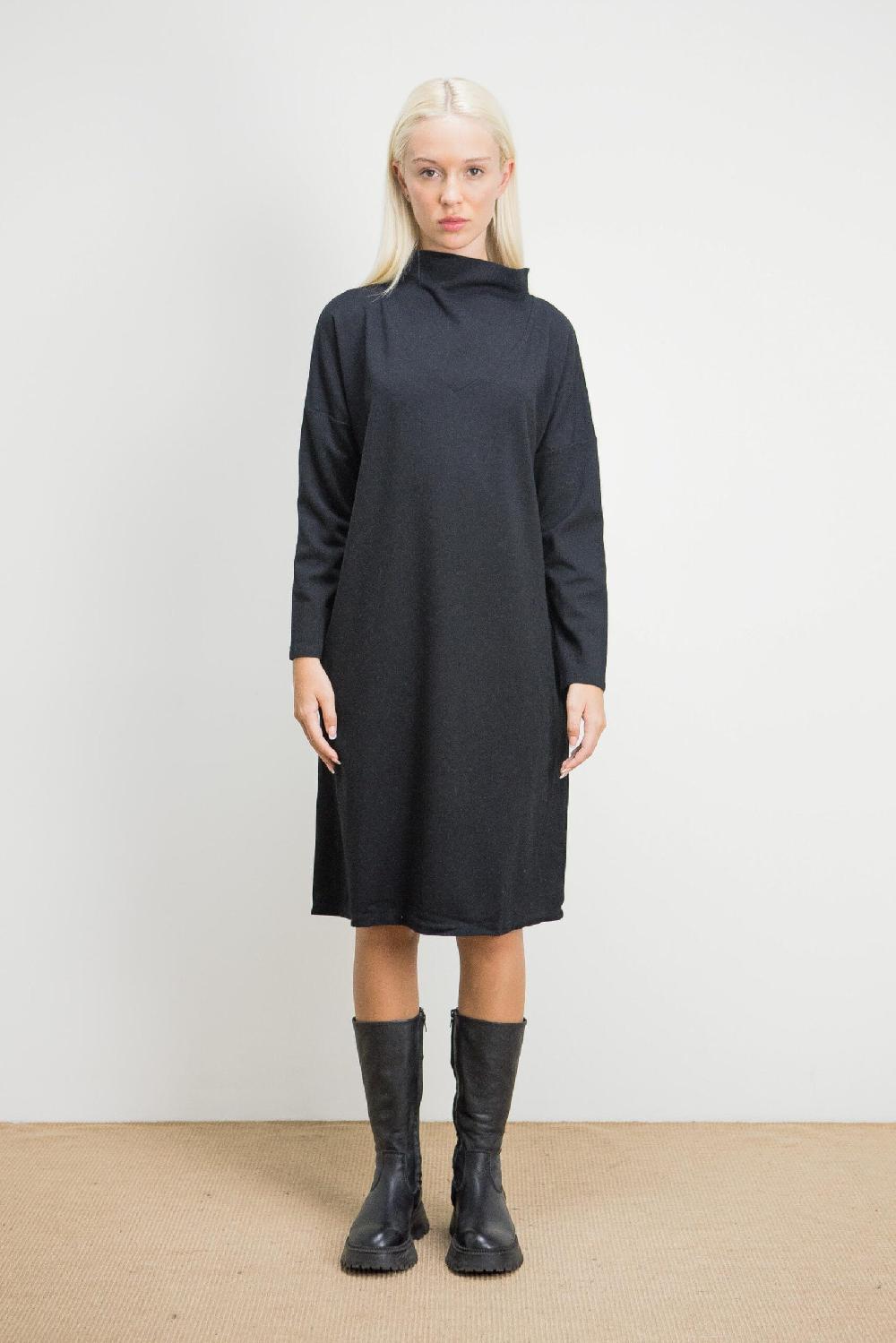 pan producto básico Vestido negro cuello chimenea