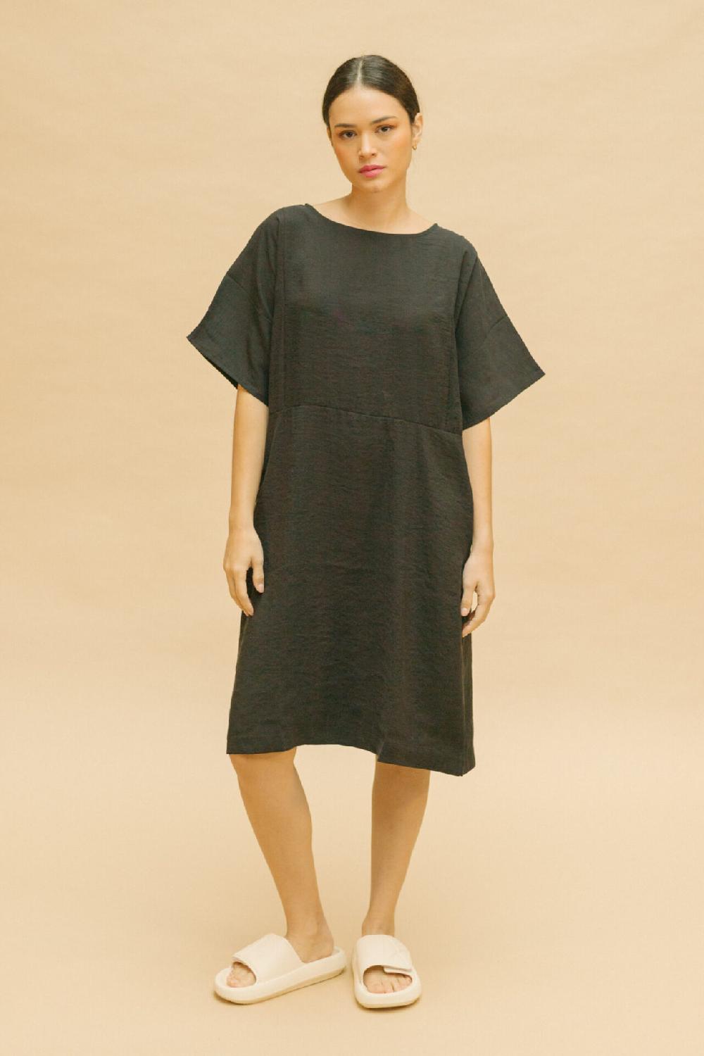 pan producto básico Vestido negro oversize con cinturón