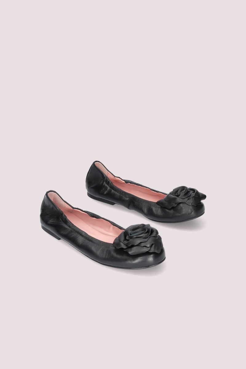 Pedro Del Hierro Bailarinas En Napa Negra Con Flor XL