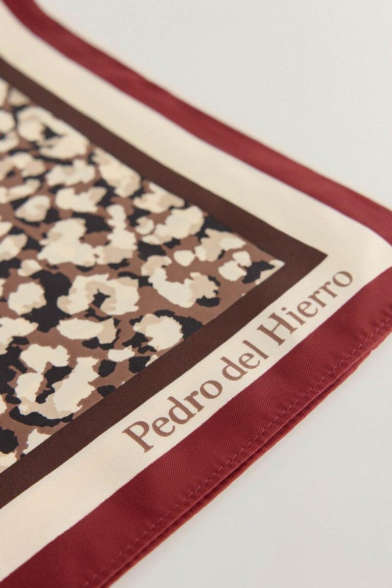 Pedro Del Hierro Chal Con Estampado De Mancha Animal