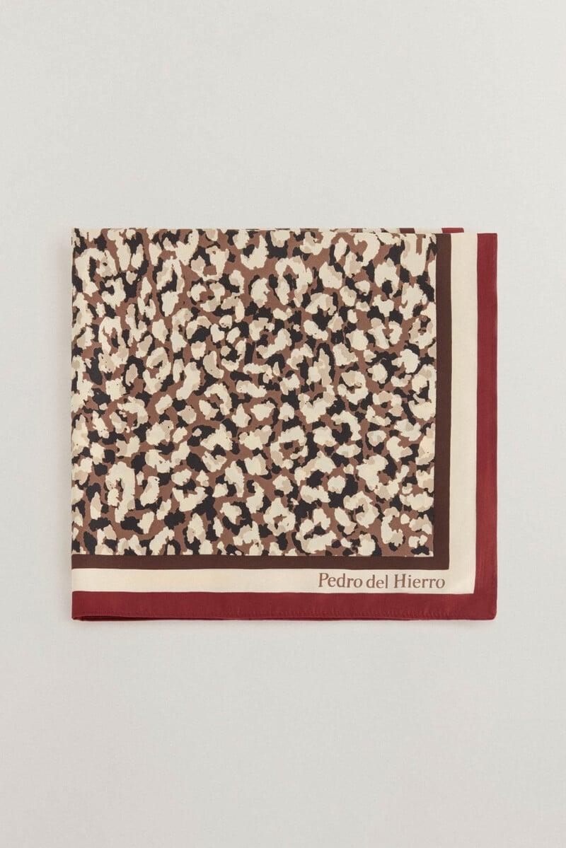 pedro del hierro Chal con estampado de mancha animal