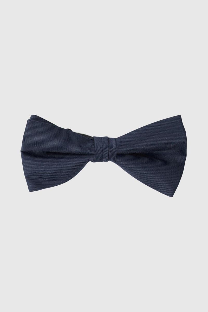 pedro del hierro Pajarita confeccionada con materiales reciclados