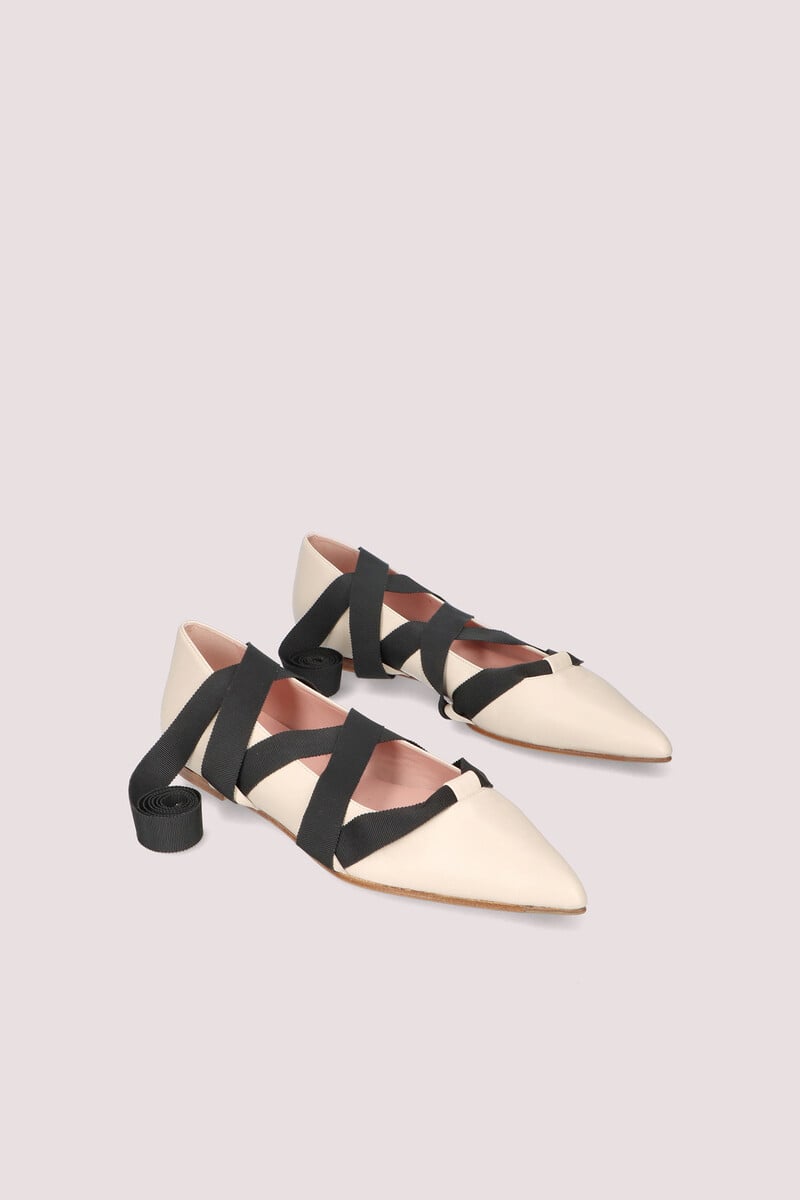 Pedro Del Hierro Bailarina Acordonada