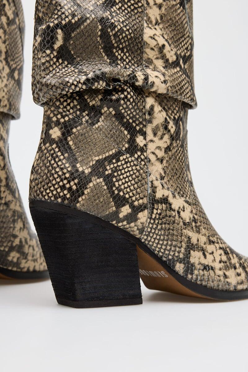 Pedro Del Hierro Bota Serpiente