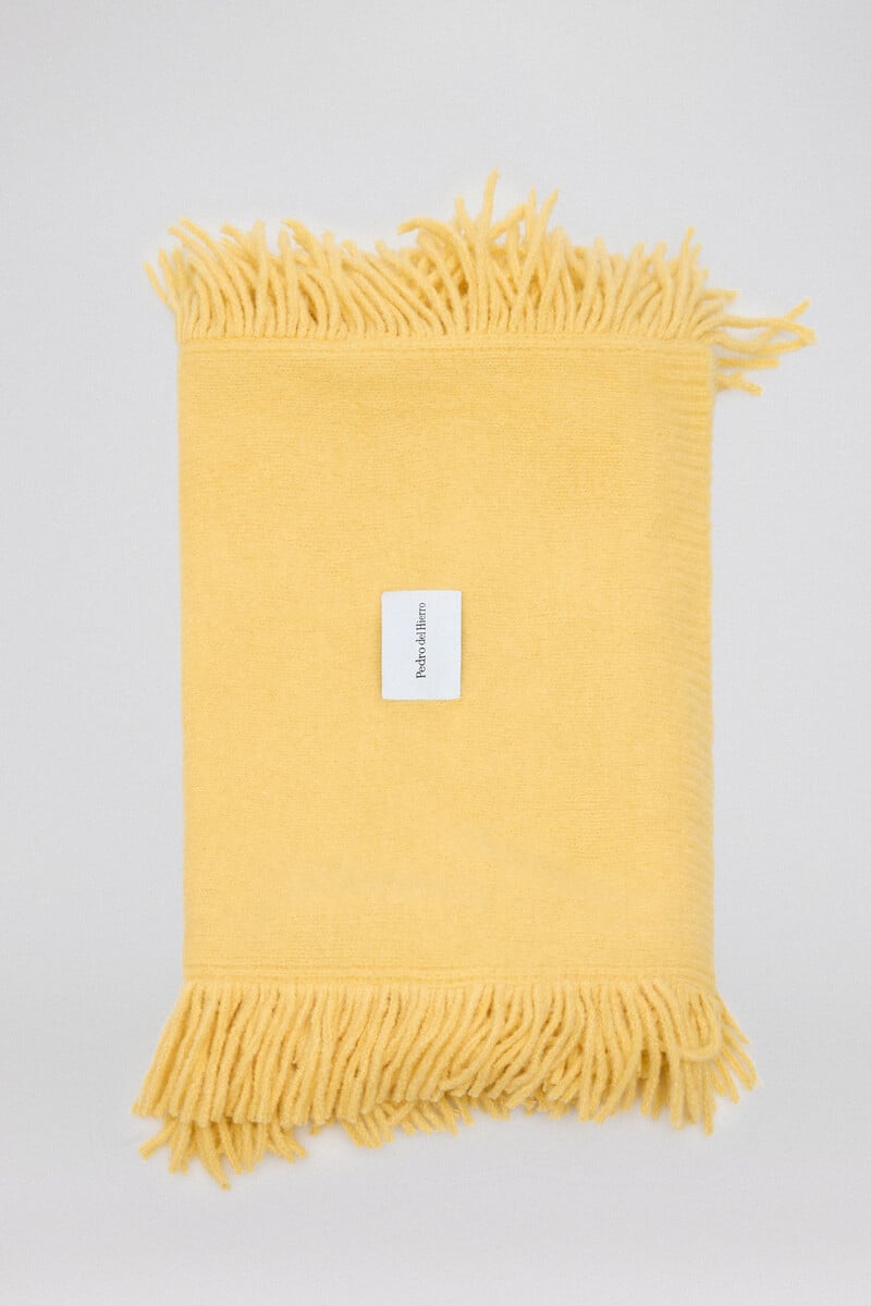 pedro del hierro Bufanda amarilla con flecos