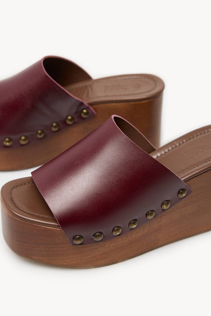 Pedro Del Hierro María. Zueco Piel Y Madera