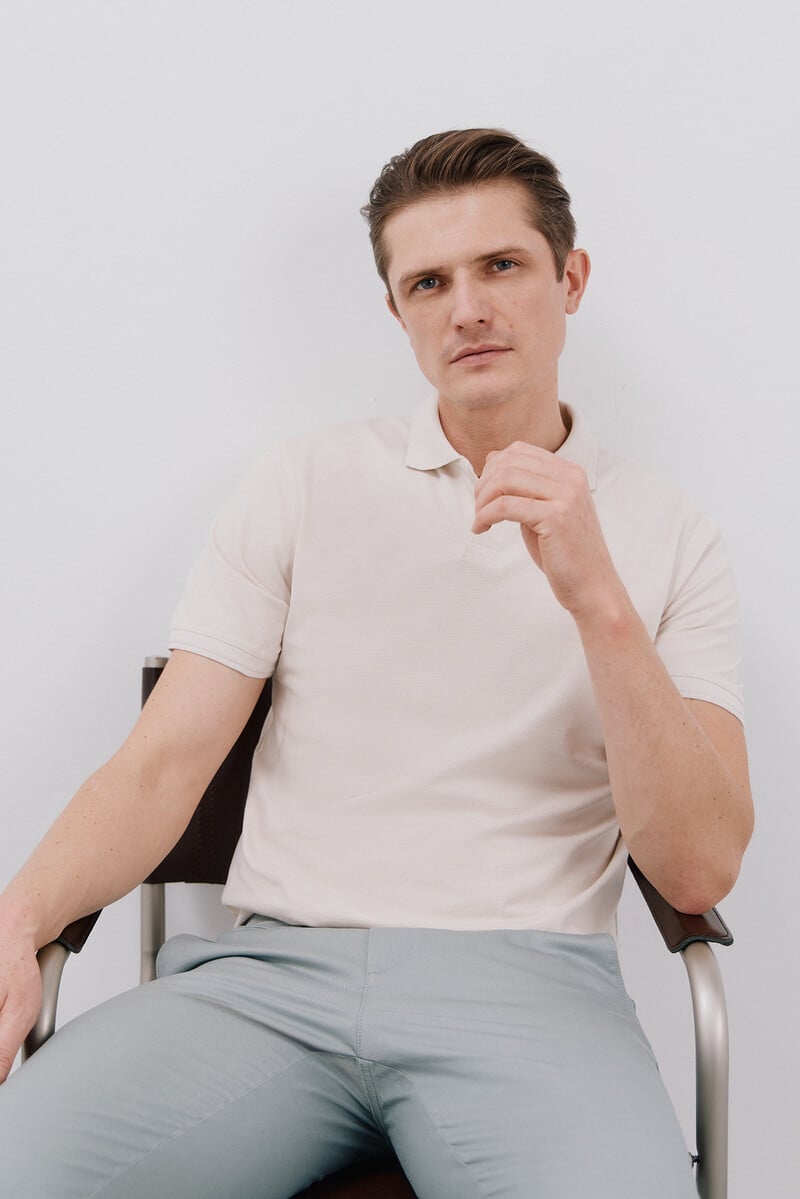 pedro del hierro Polo estructura cuello abierto