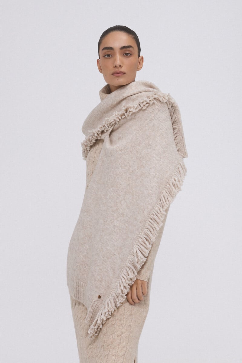 pedro del hierro Poncho de punto marrón con flecos