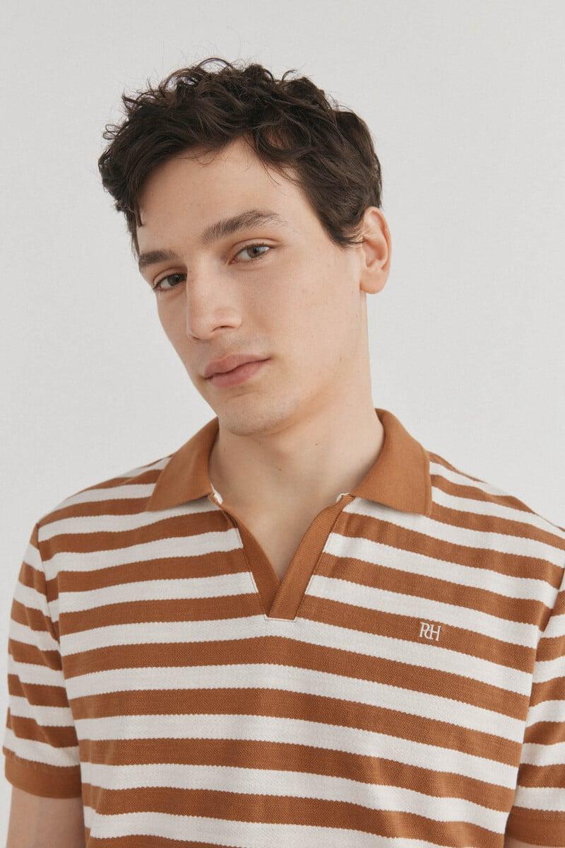 pedro del hierro Polo rayas estructura cuello abierto