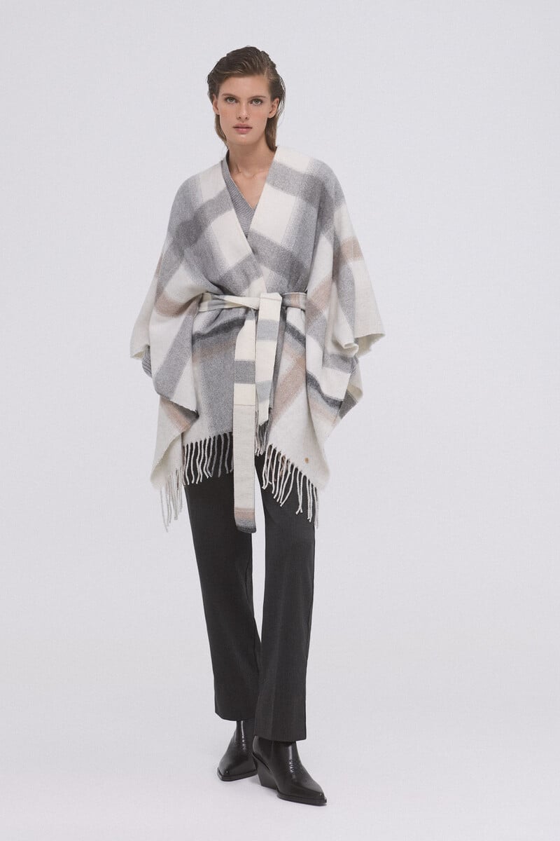 Pedro Del Hierro Poncho De Cuadros Con Flecos Y Cinturón
