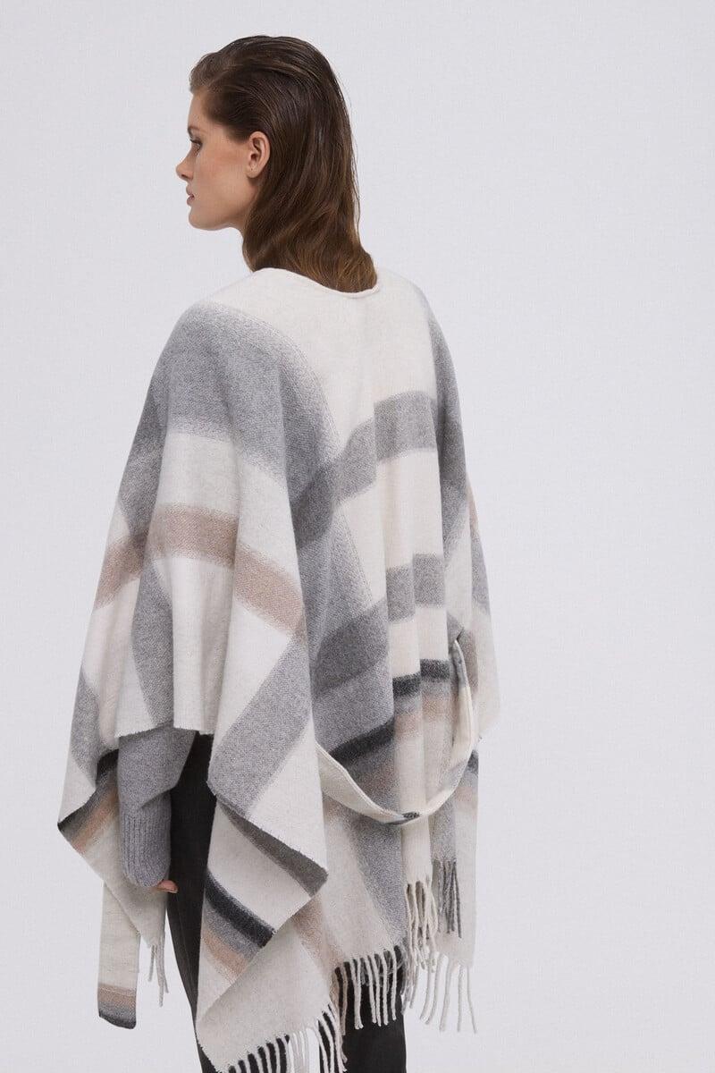 Pedro Del Hierro Poncho De Cuadros Con Flecos Y Cinturón