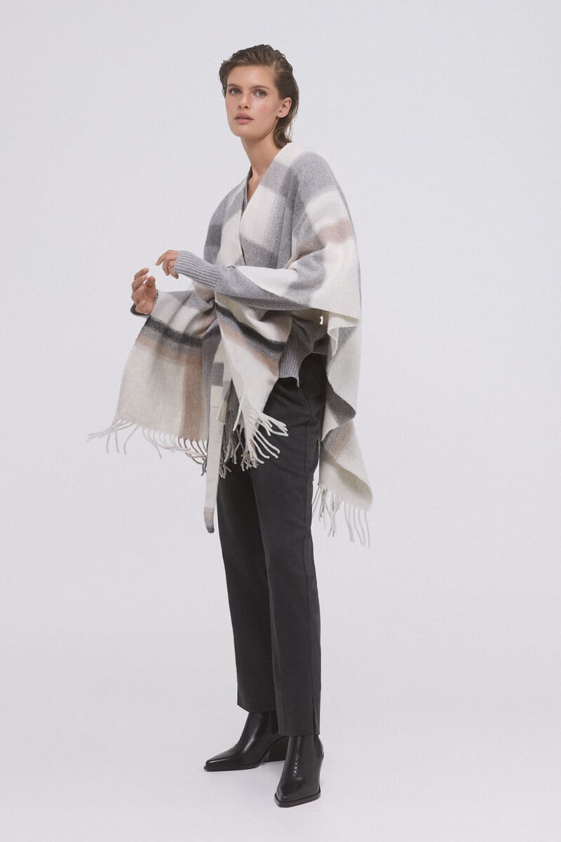 Pedro Del Hierro Poncho De Cuadros Con Flecos Y Cinturón