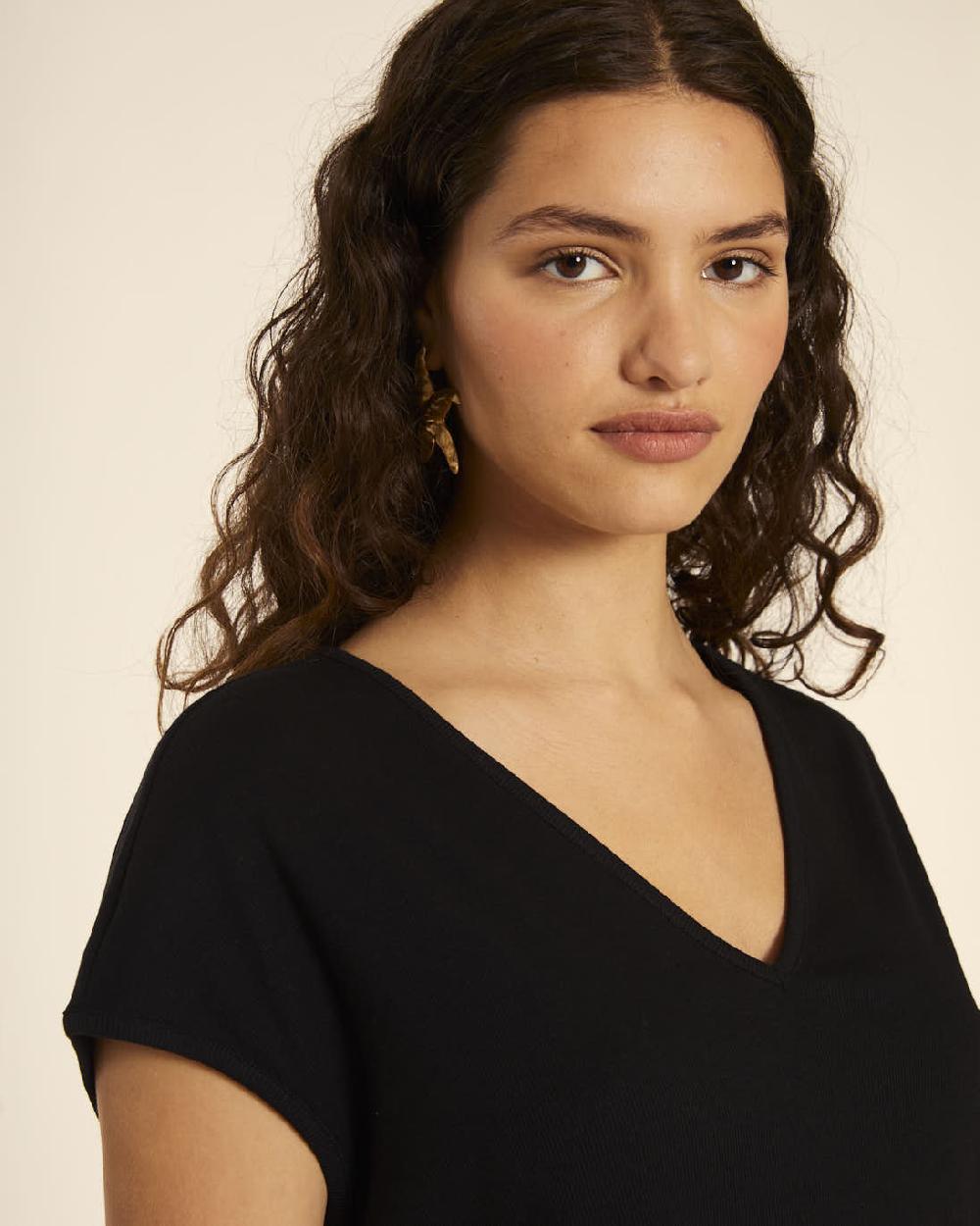 Pepaloves CAMISETA AMPLIA CUELLO PICO NEGRA