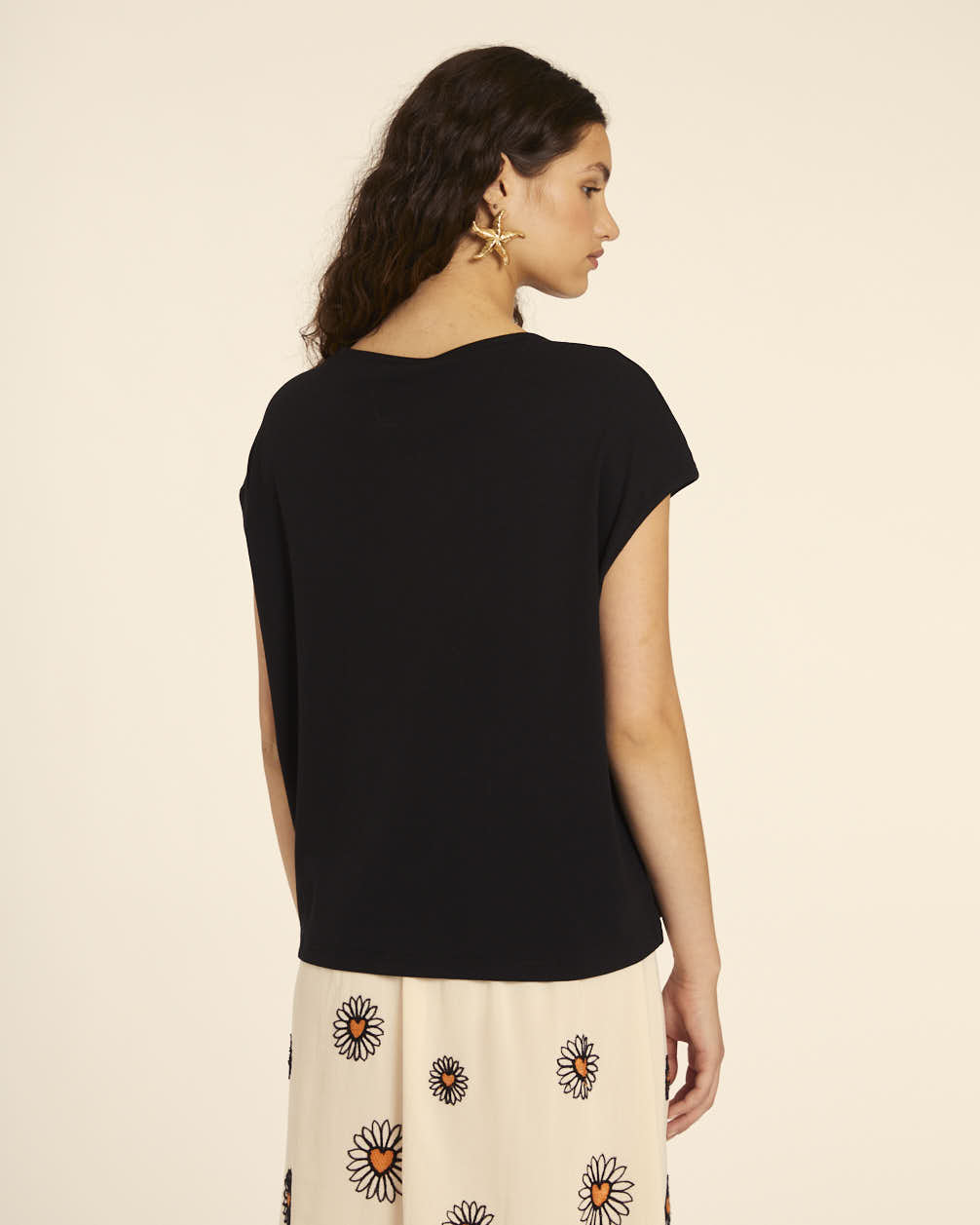 Pepaloves CAMISETA AMPLIA CUELLO PICO NEGRA