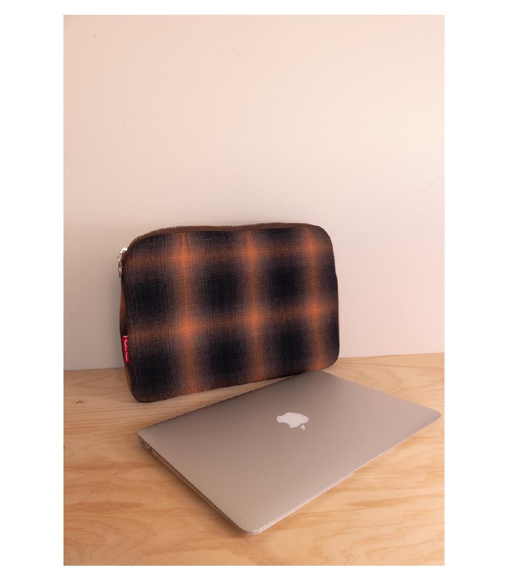 perpetummobile Cartera y funda de ordenador cuadros marrón