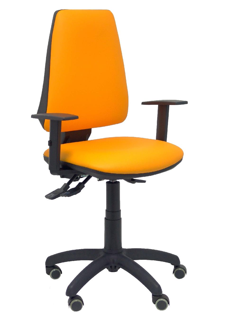 piqueras y crespo Silla Elche asincro similpiel naranja con brazo regulable y ruedas de parqué