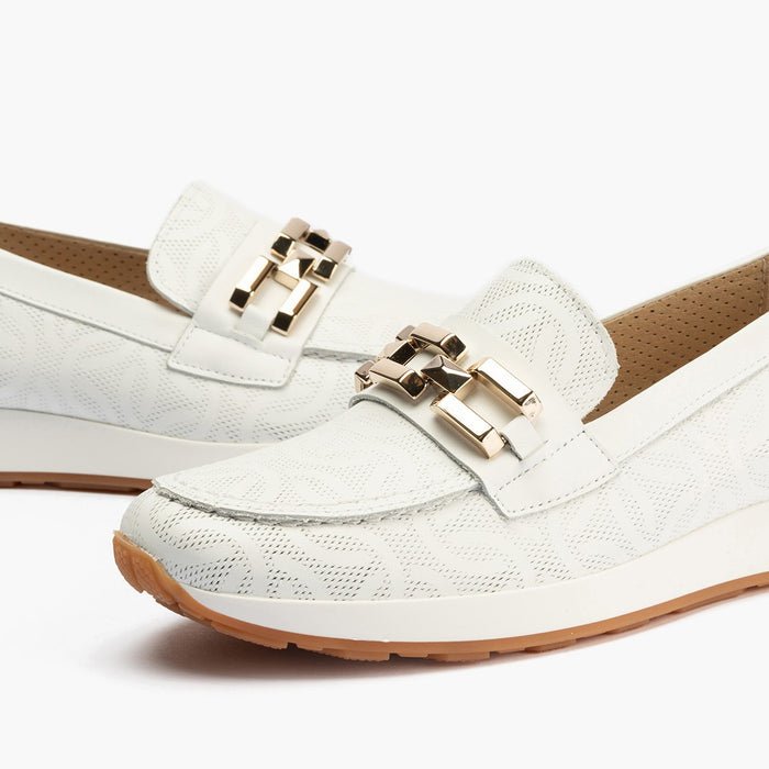 pitillos Mocasines de mujer con adorno cadena metálica BLANCO