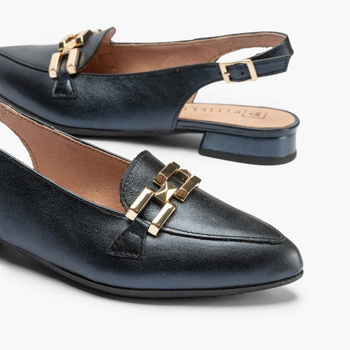 pitillos Mocasines de mujer destalonados en piel laminada con adorno cadena metálica AZUL