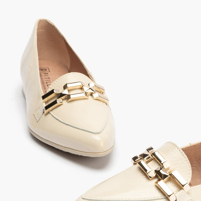 pitillos Mocasines de mujer en charol con adorno cadena metálica CREMA