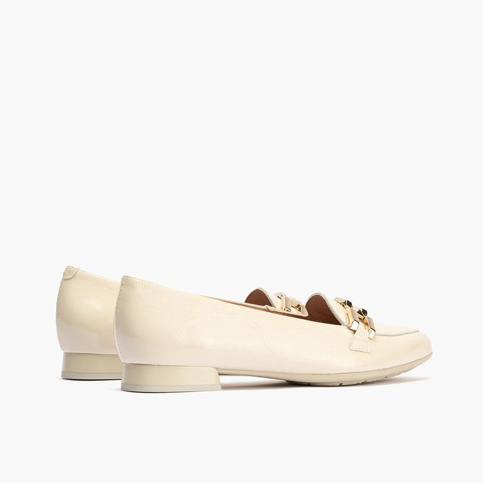 Pitillos Mocasines De Mujer En Charol Con Adorno Cadena Metálica CREMA