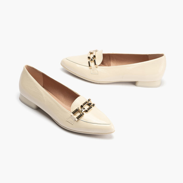 Pitillos Mocasines De Mujer En Charol Con Adorno Cadena Metálica CREMA