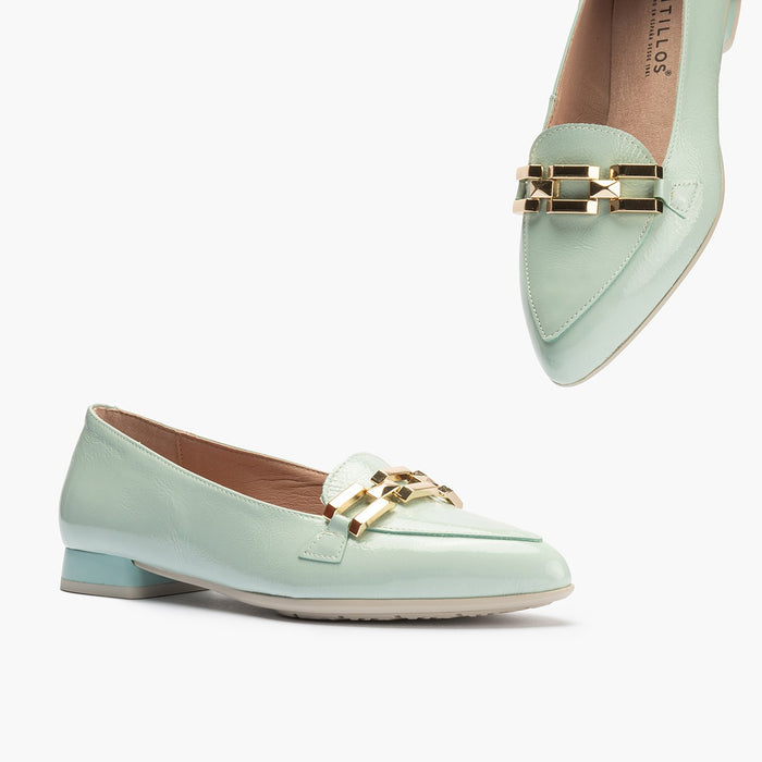 pitillos Mocasines de mujer en charol con adorno cadena metálica AZUL