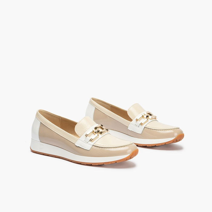 Pitillos Mocasines De Mujer En Piel Charol Combinada Y Adorno Cadena Metálica BEIGE