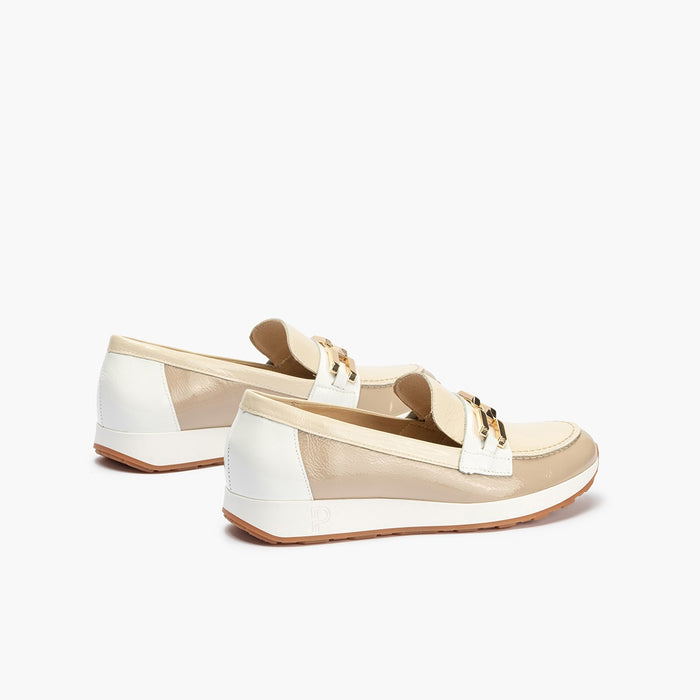 Pitillos Mocasines De Mujer En Piel Charol Combinada Y Adorno Cadena Metálica BEIGE