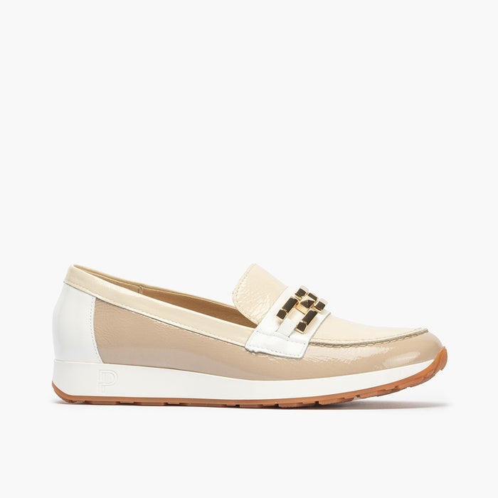 Pitillos Mocasines De Mujer En Piel Charol Combinada Y Adorno Cadena Metálica BEIGE
