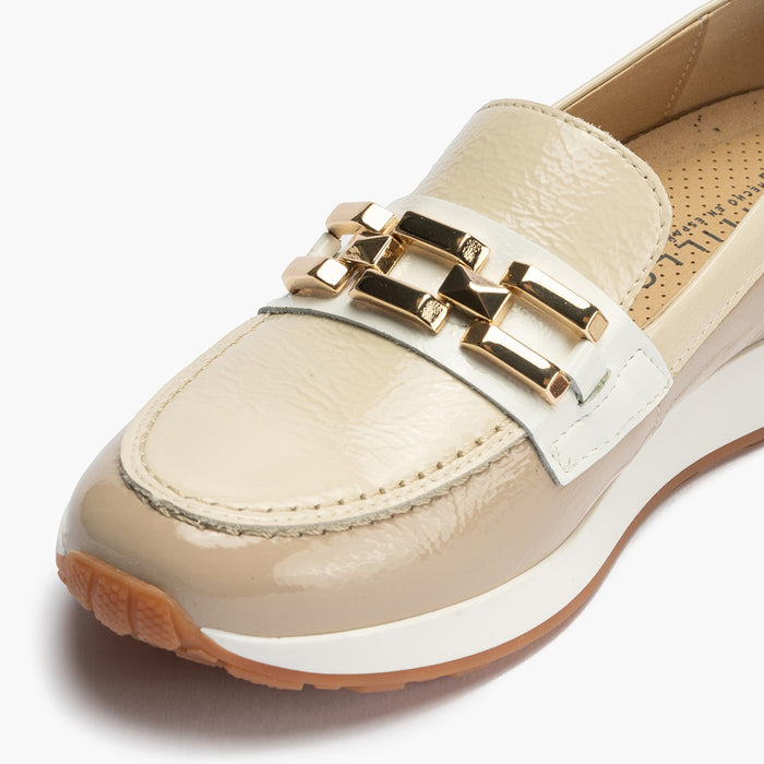 pitillos Mocasines de mujer en piel charol combinada y adorno cadena metálica BEIGE